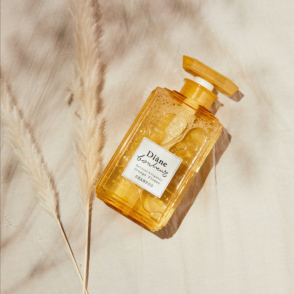 Bonheur ORANGE FLOWER Shampoo lay on a cotton